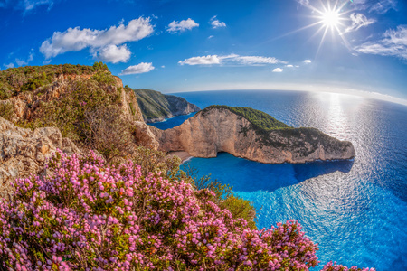 Navagio 海滩与希腊扎金索斯岛上沉船