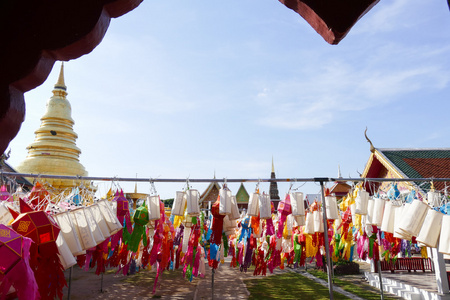 五颜六色的纸灯笼装饰为 Yeepeng 节和戈尔德