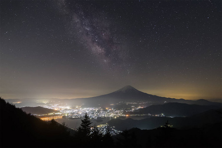 富士山和银河在湖河口湖在春暖花开的季节