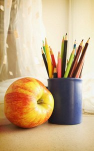 彩色铅笔与苹果套装