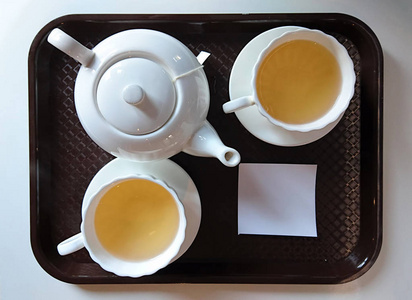 茶叶在托盘上设置白色