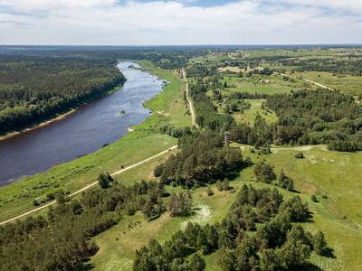 无人机图像。道加瓦河河的鸟瞰图, 最大在拉脱维亚。阳光温暖的夏日