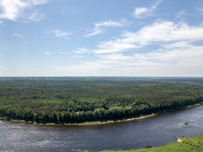无人机图像。道加瓦河河的鸟瞰图, 最大在拉脱维亚。阳光温暖的夏日