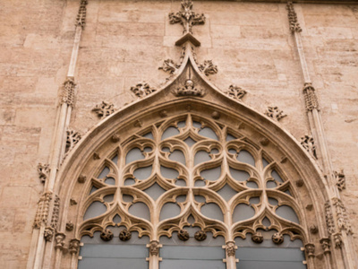 西班牙瓦伦西亚丝绸市场的哥特式窗户的玫瑰窗