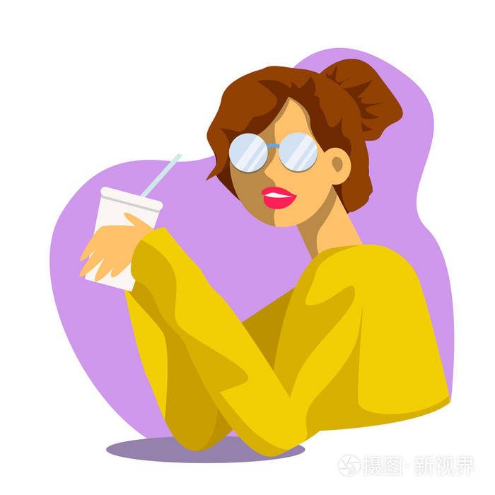 可爱的年轻女人在办公室喝汽水或 molkshake.戴眼镜的女孩