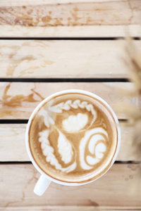 卡布奇诺与拿铁艺术咖啡由牛奶制成的木材 tabl