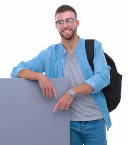 一个微笑的男性学生，拿空白板的画像。教育机会。大学生