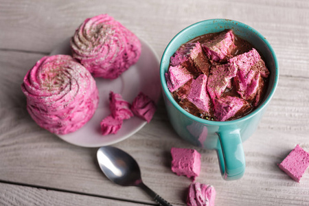 拿铁咖啡粉红色棉花糖。冬天喝主题。蓝色与粉红色棉花糖热可可杯。棉花糖香料的热巧克力。咖啡 可可。圣诞静物