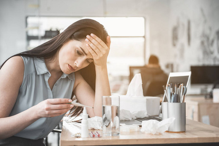 哀伤的病夫人看临床温度计图片