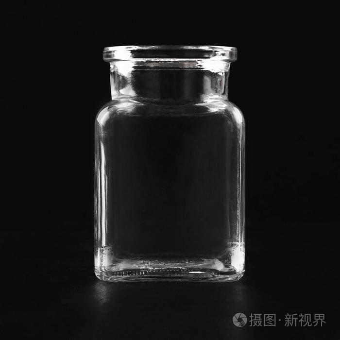 黑色背景上的透明玻璃空罐子