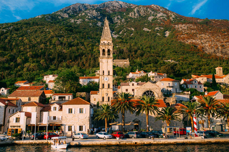 钓鱼 Perast 镇旧海岸的科托尔湾