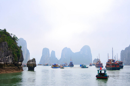 大雾天，越南下龙湾旅游船