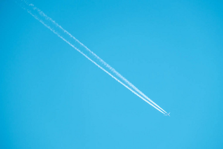 喷气式飞机在蓝天上的踪迹