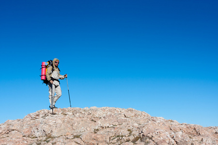 徒步旅行者正站在反对克里米亚山脉的山顶上