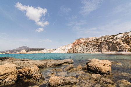 希腊 Firiplaka 海滩上五颜六色的岩石。阳光明媚的一天, 全景景色