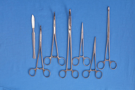 手术器械和工具包括手术刀 镊子 镊子表上安排了一次手术