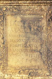 罗马帝国题字刻在石头上