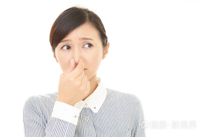 女人捏她的鼻子