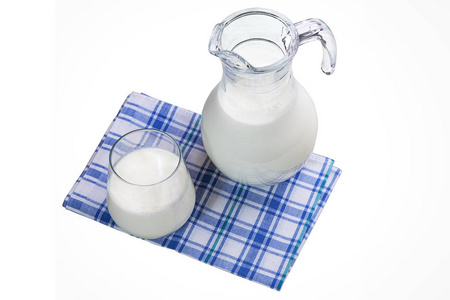 壶和杯牛奶上白色孤立