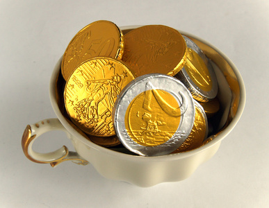 杯和巧克力的硬币
