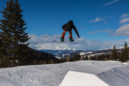 滑雪板行动 跳跃在山 Snowpark