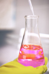 化学反应的过程在玻璃实验室容器中以催化剂的参与。在大学和学校进行化学实验课