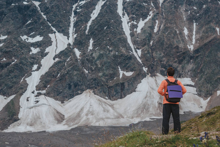 男人旅行徒步旅行的生活方式概念美丽山区景观上背景的旅程冒险暑假户外