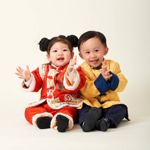中国宝贝男孩和女孩在传统的中国新年服饰