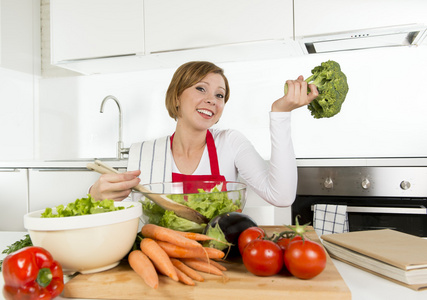 现代厨房准备蔬菜的年轻漂亮的家常菜女人