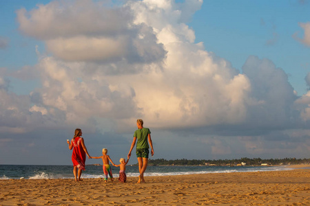 一个家庭在海边玩