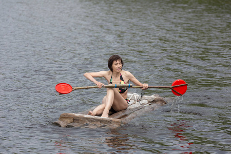 木筏上有桨的女人的肖像