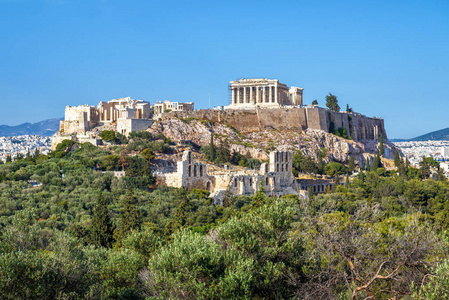 希腊雅典卫城的美丽景色。雅典卫城山上的古希腊帕台农神庙是希腊的主要地标。晴朗夏日著名卫城的风景全景