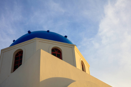 在希腊圣托里尼的蓝色圆顶的白色教堂