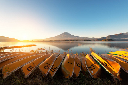 河口湖山上的富士山在清晨。富士山多彩的 Au