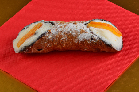 甜点 Cannolo 西西里亚诺。在意大利餐厅