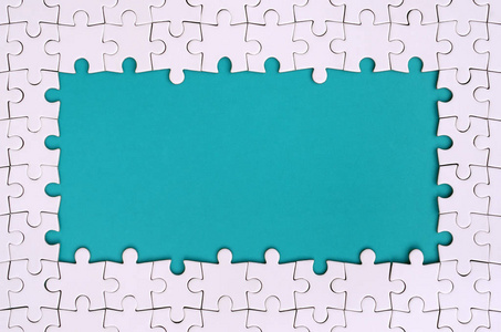 在一个长方形的形式框架, 由白色拼图围绕蓝色空间的拼图