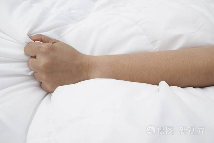 妇女在狂喜之中,高潮拉白色床单的手