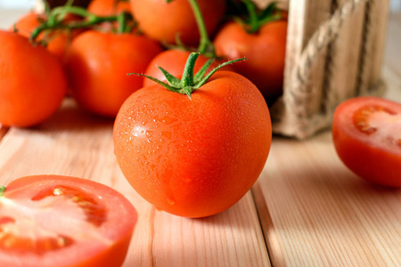 木质背景新鲜成熟的西红柿特写