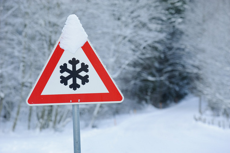 交通标志警告的冰和雪