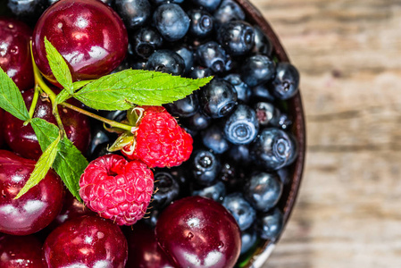 夏季水果在碗上质朴表，健康饮食概念，顶视图，特写