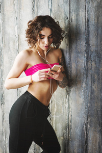 健身女人与手机