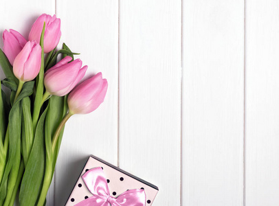 粉红色的郁金香和礼品盒
