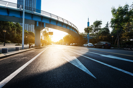 阳光透过现代建筑空路