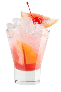 伏特加冰和葡萄柚汁。在白色背景上的烈酒