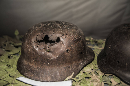 生锈的第二次世界大战军用头盔