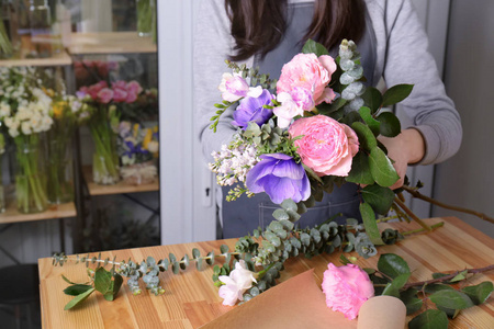 创建美丽花束的女性花店