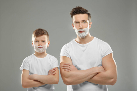 父亲和儿子剃须