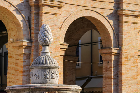 在意大利里米尼，加富尔广场上松果的古代喷泉