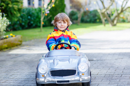 学龄前小孩户外驾驶大玩具旧的老式汽车，