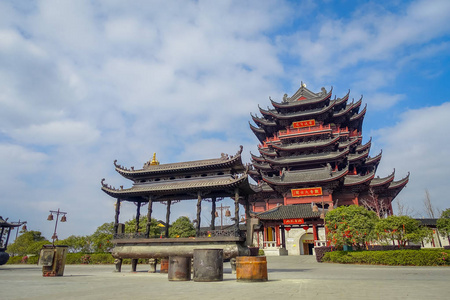 Chongyuang 寺，中国2017 年 1 月 29 日 美丽的红色和黑色塔与令人惊叹的中国建筑，中等距离看到阳光明媚的